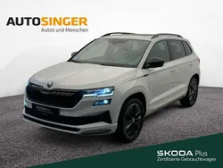 Moonweiss metallic Gebraucht 2024 Skoda Karoq SportLine SUV | 39.560 € (Fairer Preis)
