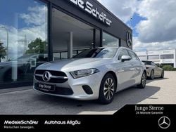Iridiumsilber (metallic) Gebraucht 2022 Mercedes A180 Business Limousine | 24.330 € (Guter Preis)