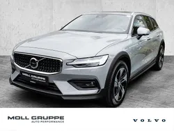 Vapour grey / metallic Gebraucht 2023 Volvo V60 CC Plus Kombi | 36.980 € (Guter Preis)