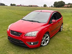Rot Gebraucht 2005 Ford Focus ST Limousine | 2.398 € (Fairer Preis)