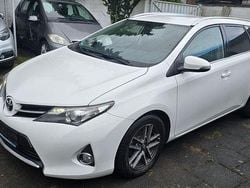 Weiß Gebraucht 2015 Toyota Auris Touring Sports Edition Kombi | 5.999 € (Fairer Preis)