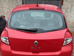 Rot Gebraucht 2009 Renault Clio II Kleinwagen | 2.000 € (Guter Preis)