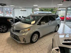 Silber Gebraucht 2021 Toyota Sienna Van / Kleinbus | 22.900 €