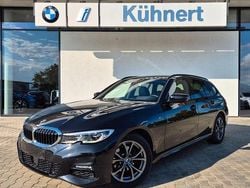 Black sapphire metallic schwar Gebraucht 2021 BMW 320 M Sport Kombi | 26.855 € (Guter Preis)