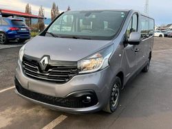 Grau Gebraucht 2017 Renault Trafic Van / Kleinbus | 13.499 € (Fairer Preis)