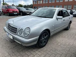 Silber Gebraucht 1995 Mercedes E230 Limousine | 1.480 €