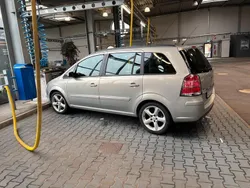 Grau Gebraucht 2008 Opel Zafira Van / Kleinbus | 2.100 €