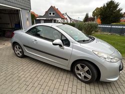 Grau Gebraucht 2007 Peugeot 207 CC Platinum Cabrio | 5.200 € (Etwas zu teuer)