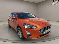 Orange Gebraucht 2019 Ford Focus Titanium Limousine | 15.980 € (Etwas zu teuer)