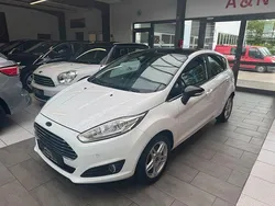 Silber Gebraucht 2015 Ford Fiesta Celebration Kleinwagen | 6.950 € (Fairer Preis)