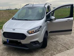 Silber Gebraucht 2018 Ford Tourneo Courier Van / Kleinbus | 9.000 € (Guter Preis)