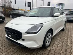 Pure white pearl metallic Neu 2024 Suzuki Swift Comfort Kleinwagen | 16.490 €