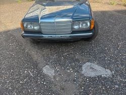 Blau Gebraucht 1984 Mercedes 240 Limousine | 3.999 €