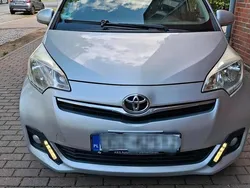 Silber Gebraucht 2011 Toyota Verso-S Van / Kleinbus | 6.900 € (Fairer Preis)