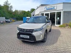 Savanna/black met Neu 2025 Suzuki Vitara Comfort SUV | 28.990 € (Etwas zu teuer)