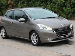 Grau Gebraucht 2012 Peugeot 208 Active Kleinwagen | 2.200 € (Guter Preis)