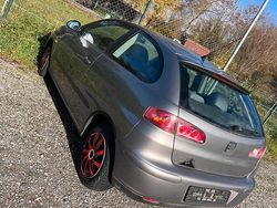 Grau Gebraucht 2004 Seat Ibiza Kleinwagen | 1.350 €