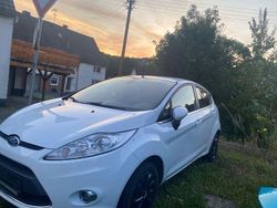 Weiß Gebraucht 2009 Ford Fiesta Titanium Limousine | 4.100 €