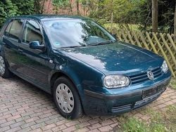Grün Gebraucht 2002 VW Golf Limousine | 750 € (Superpreis)