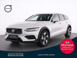 Weiss crystal white pearl / me Gebraucht 2023 Volvo V60 CC Plus Kombi | 34.850 € (Guter Preis)