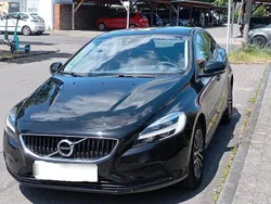 Schwarz Gebraucht 2016 Volvo V40 Momentum Kombi | 15.500 €