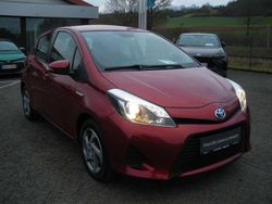 Rot Gebraucht 2012 Toyota Yaris Hybrid Life Limousine | 9.690 € (Etwas zu teuer)