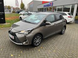 Grau Gebraucht 2021 Toyota Yaris Hybrid Team Limousine | 15.900 € (Guter Preis)