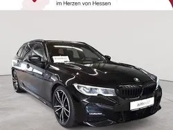 Saphirschwarz metallic Gebraucht 2020 BMW 320 M Sport Kombi | 21.790 € (Guter Preis)