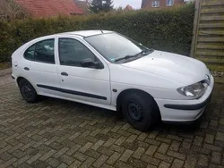 Weiß Gebraucht 1996 Renault Mégane Limousine | 1.000 €