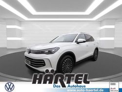 Oryxweiß perleffekt (white), pearl effect Gebraucht 2024 VW Tiguan Elegance SUV | 39.200 € (Fairer Preis)