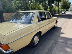 Gelb Gebraucht 1976 Mercedes W115 Limousine | 14.195 €