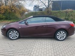 Rot Gebraucht 2013 Opel Cascada Cabrio | 15.000 €