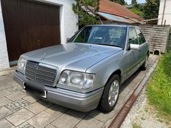 Silber Gebraucht 1993 Mercedes E220 Limousine | 6.400 €