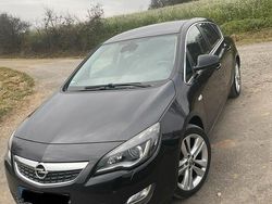 Schwarz Gebraucht 2011 Opel Astra Kleinwagen | 6.800 €