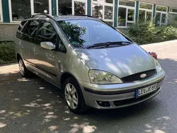 Grau Gebraucht 2002 Ford Galaxy Ghia Van / Kleinbus | 3.300 € (Teuer)