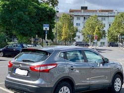 Grau Gebraucht 2015 Nissan Qashqai SUV | 11.900 € (Fairer Preis)