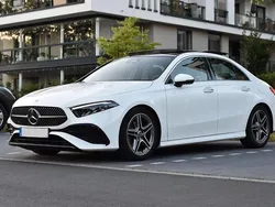 Weiß Gebraucht 2023 Mercedes A180 AMG line Limousine | 27.800 € (Etwas zu teuer)