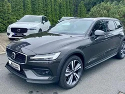 Grau Gebraucht 2023 Volvo V60 CC Ultimate Kombi | 50.890 €