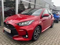 Karminarot met. Gebraucht 2022 Toyota Yaris Hybrid Comfort Limousine | 17.250 € (Fairer Preis)