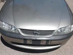 Grau Gebraucht 1996 Opel Vectra Limousine | 1.900 €