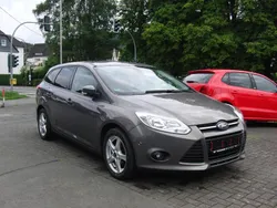 Grau Gebraucht 2013 Ford Focus Kombi | 3.490 €