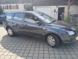 Grau Gebraucht 2007 Ford Focus Kombi | 2.300 €