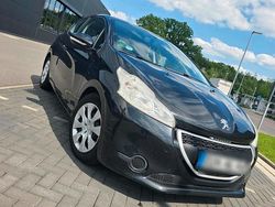 Schwarz Gebraucht 2012 Peugeot 208 Kleinwagen | 3.100 € (Teuer)