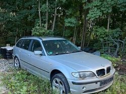 Silber Gebraucht 2003 BMW 330 Kombi | 650 €