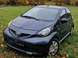 Grau Gebraucht 2006 Toyota Aygo Kleinwagen | 2.456 € (Etwas zu teuer)