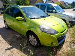 Grün Gebraucht 2010 Renault Clio GrandTour Dynamique Kombi | 2.450 € (Guter Preis)
