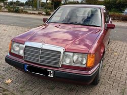 Rot Gebraucht 1991 Mercedes E200 Limousine | 7.250 €