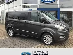 Grau (magnetic grau met.) Gebraucht 2023 Ford Tourneo Custom Titanium Van / Kleinbus | 41.980 € (Fairer Preis)