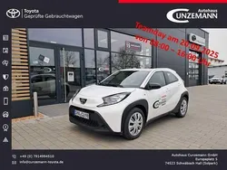Schneeweiß Gebraucht 2024 Toyota Aygo X-play Kleinwagen | 13.890 € (Fairer Preis)