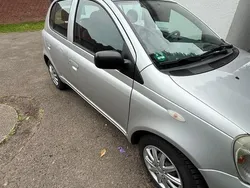 Silber Gebraucht 2002 Toyota Yaris Kleinwagen | 1.600 € (Fairer Preis)